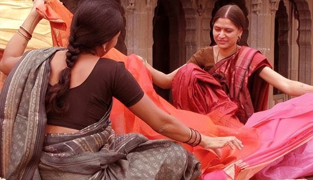 印度可以露肚脐,印度女性腹部露脐