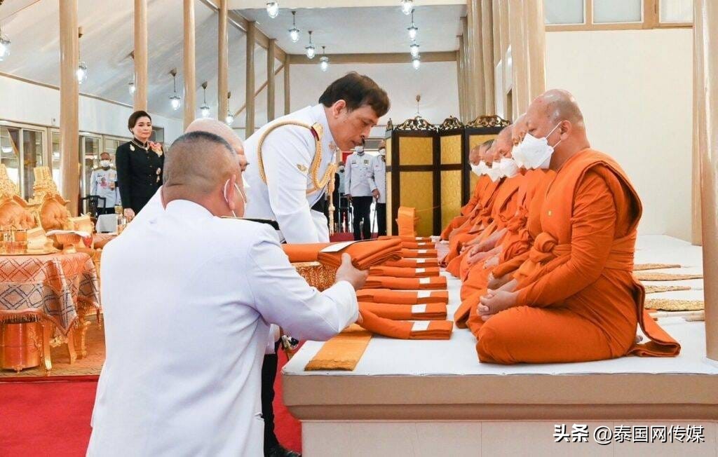 新任泰国国王王后,泰国国王王后跪拜琳通公主