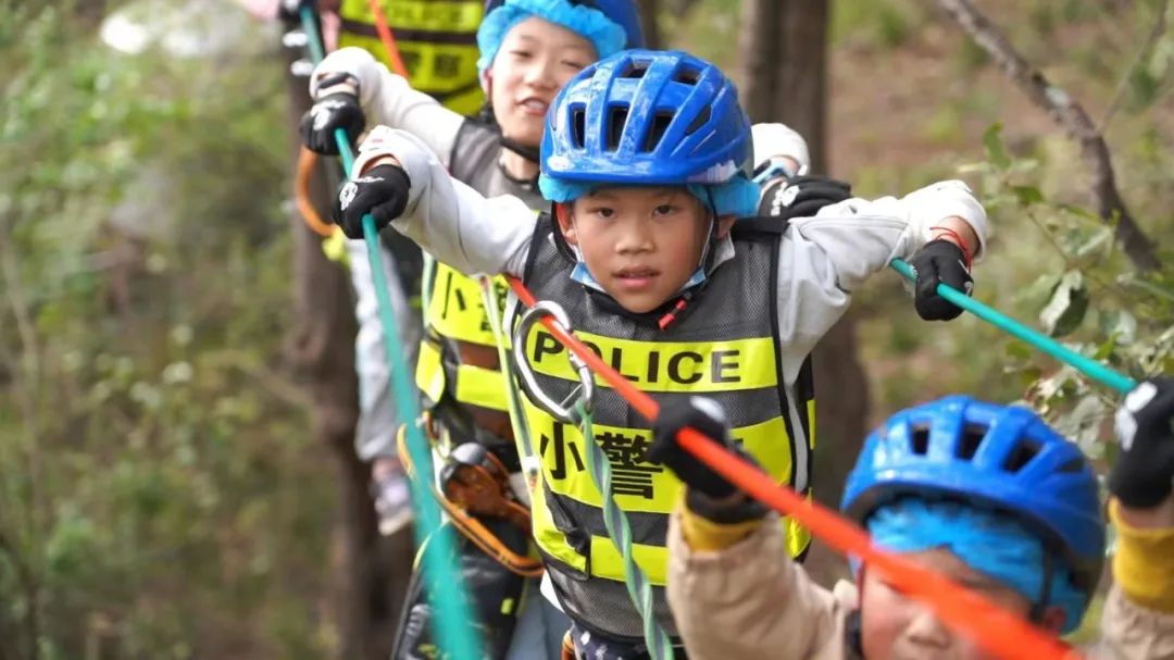 瞧，这里来了群“小警察”