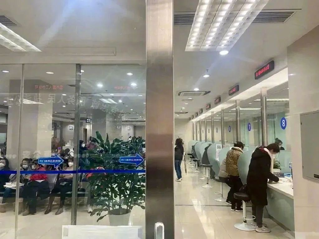 上海出入境证件办理量月超38万,上海恢复出入境证件办理工作日