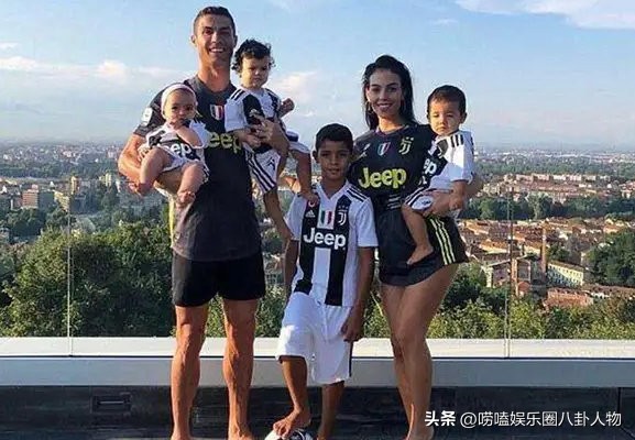 37岁伊莲娜吊打卡戴珊家金小妹，肩抗狮子头好轻松，自己赚钱真爽