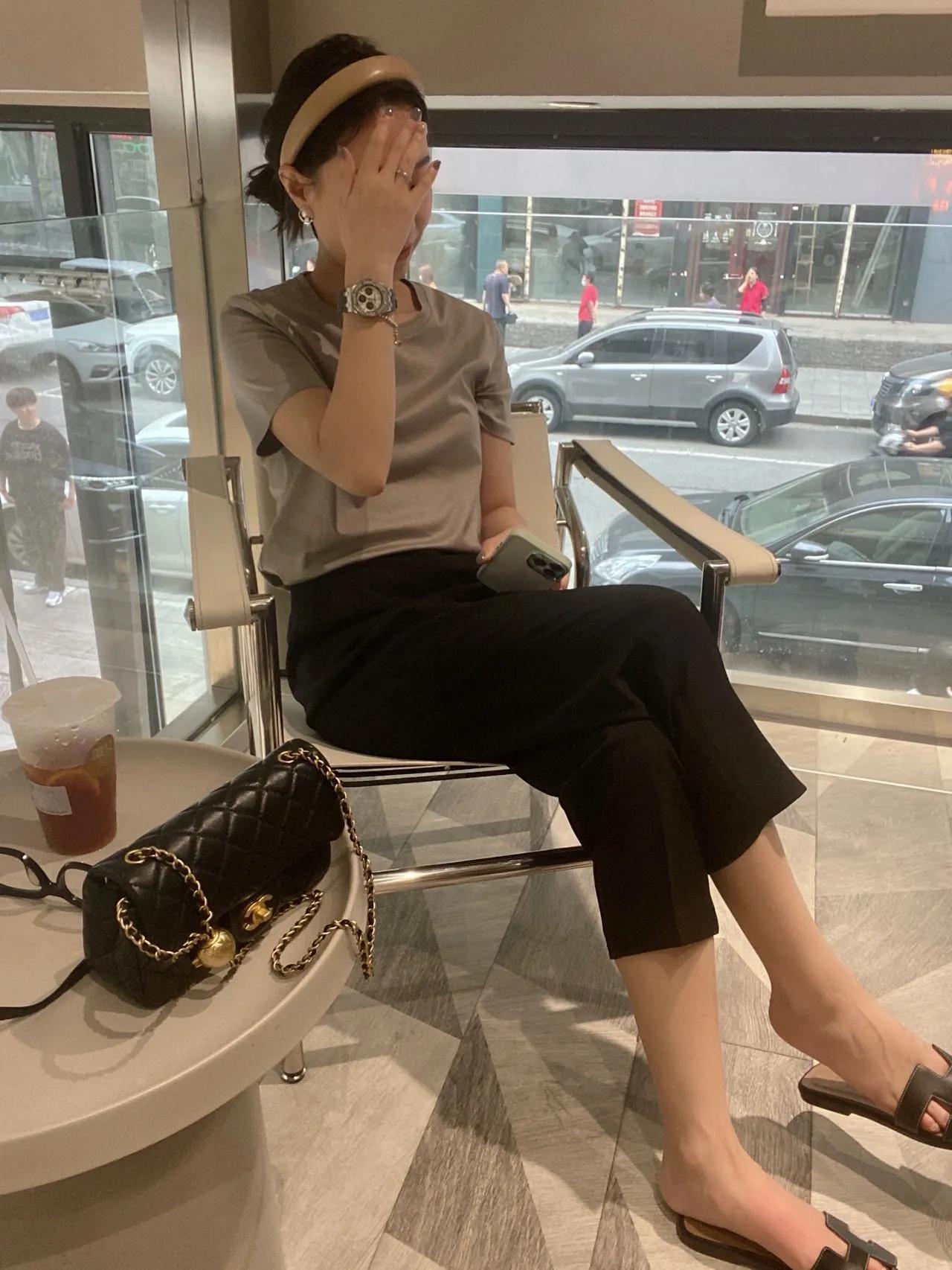 冬季黑上衣搭配什么裤子中年男,燕麦色裤子搭配黑颜色上衣好看