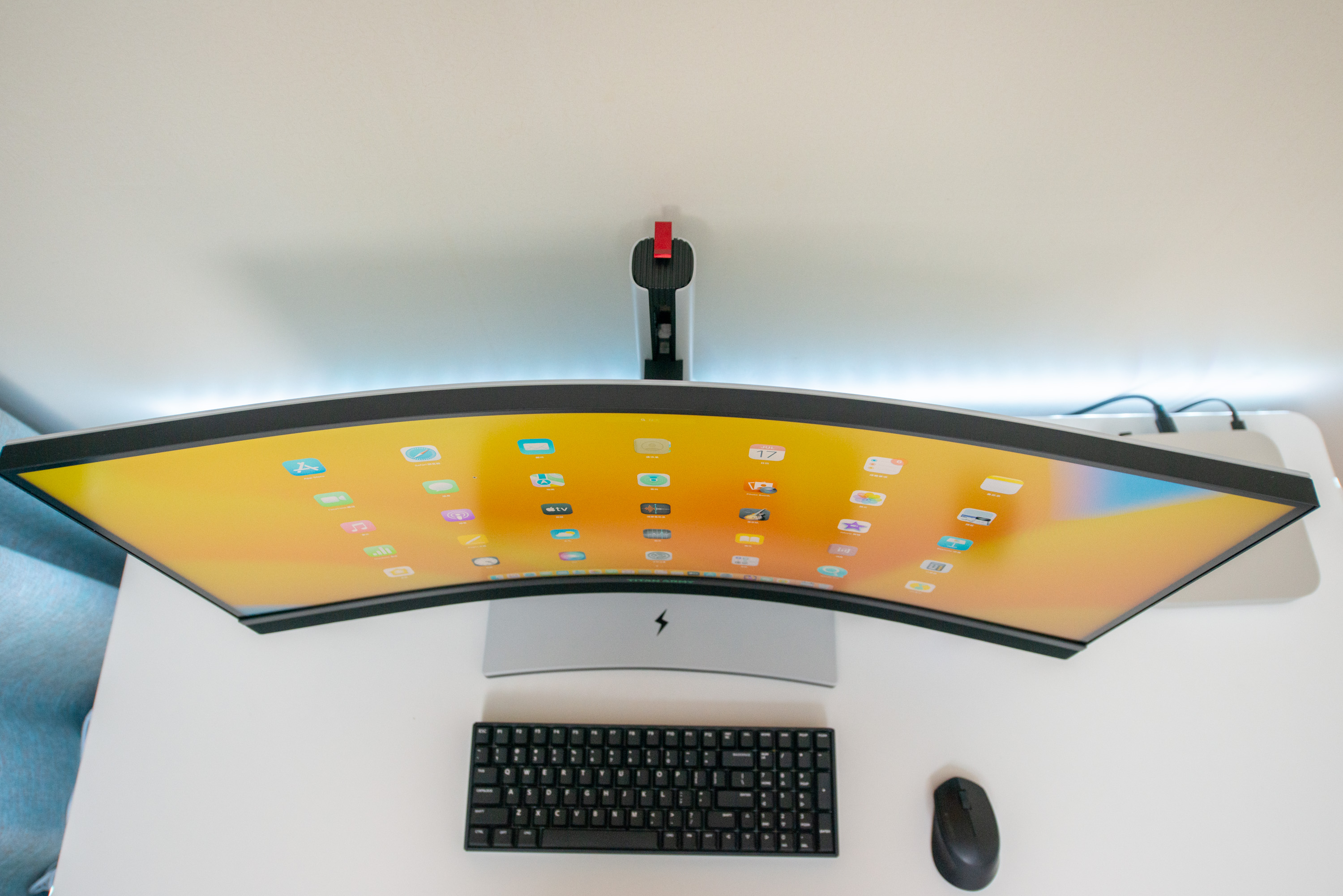 带扬声器和麦克风的显示器,带喇叭和麦克风的显示器