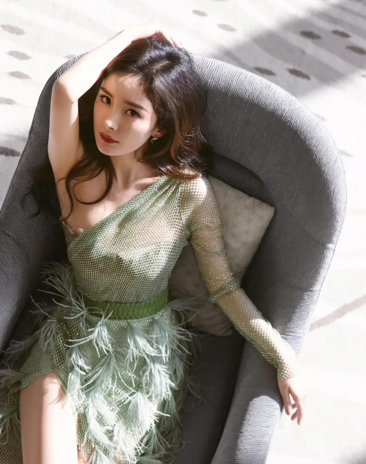 杨幂性感女神内衣秀惊艳照片，离婚后大幂幂放飞自我了！