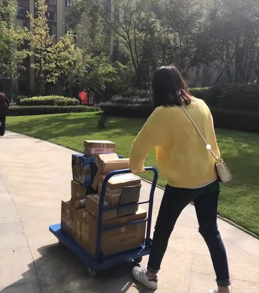 公公嫌儿媳乱花钱踢裂其脾脏,公公因儿媳乱用钱将其脾脏踢裂