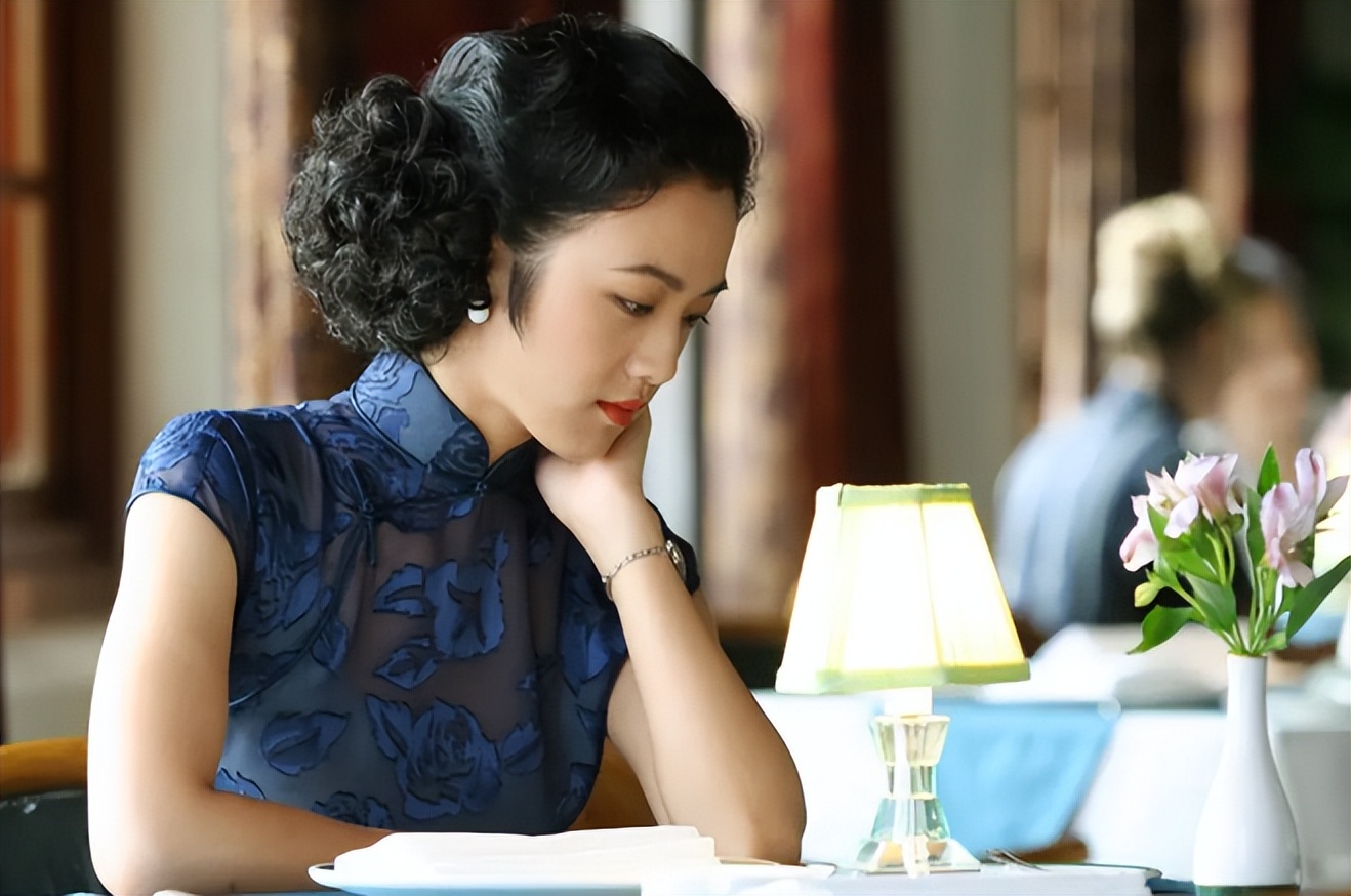 刘嘉玲关晓彤同框,穿旗袍大秀窈窕好身材