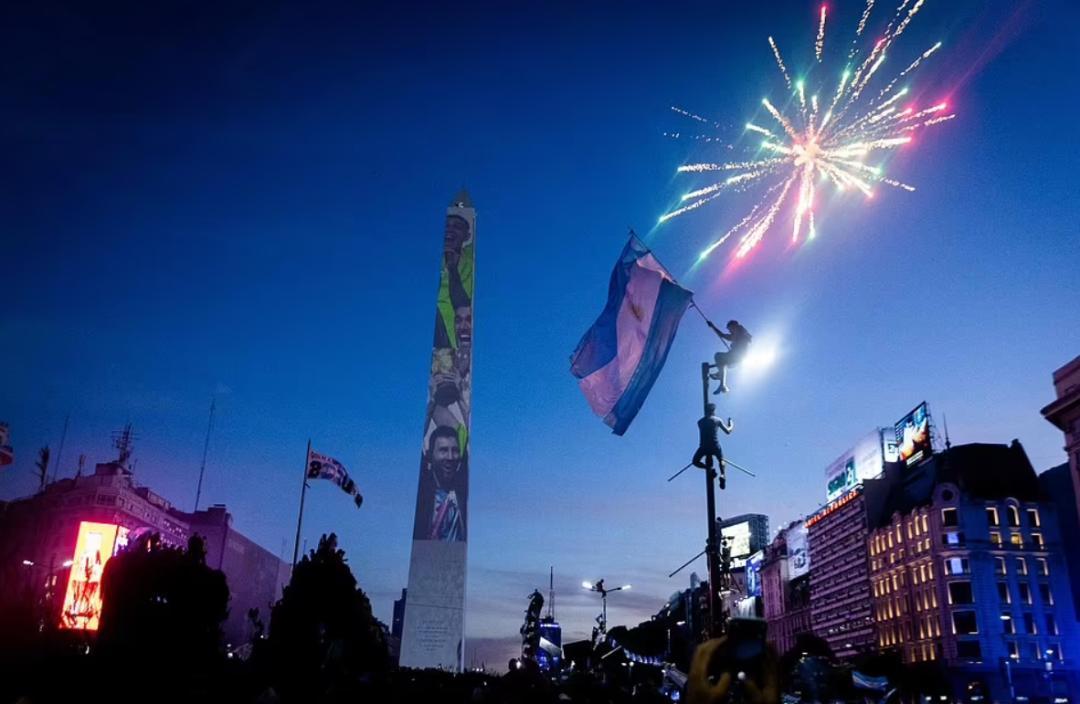 阿根廷86年夺冠后庆祝场面,86年阿根廷举国庆祝夺冠视频