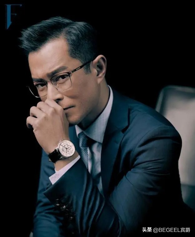 红了不忘本，三*下跪次**报答恩情，天秤座的他手上戴百元表让人心疼