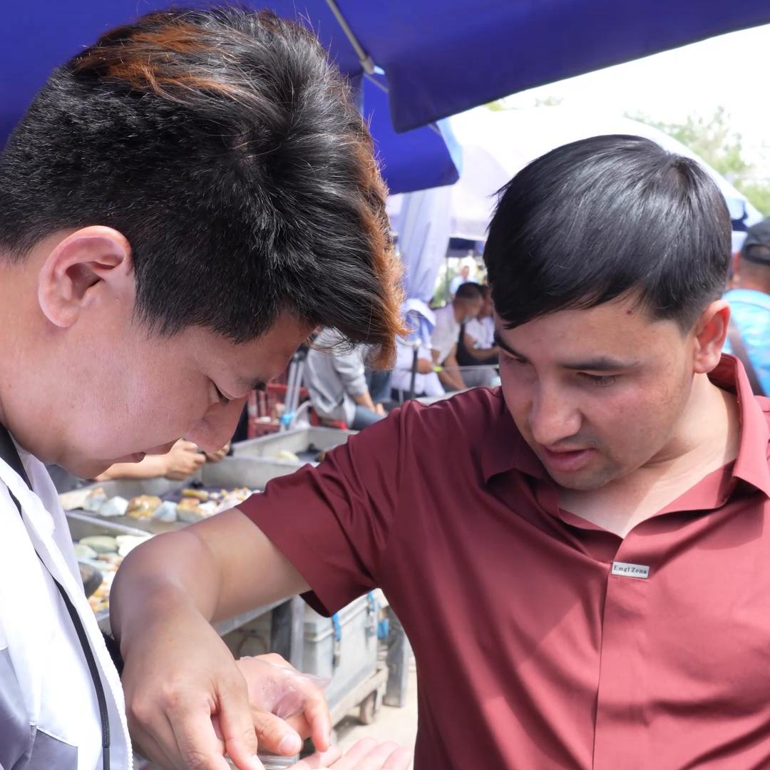 双面皮枣红皮籽料原石,双面红皮籽料