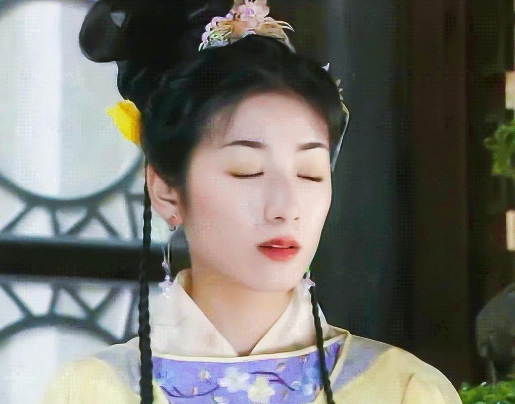 黄奕穿丝绸睡袍身材太好了，成熟有韵味女人好迷人