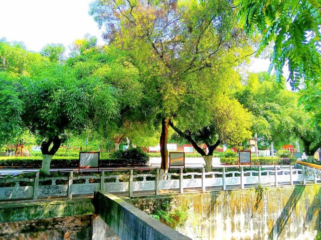 广西玉林一江畔公园，是东坡乘筏处，有古屋古井，很多人没见过