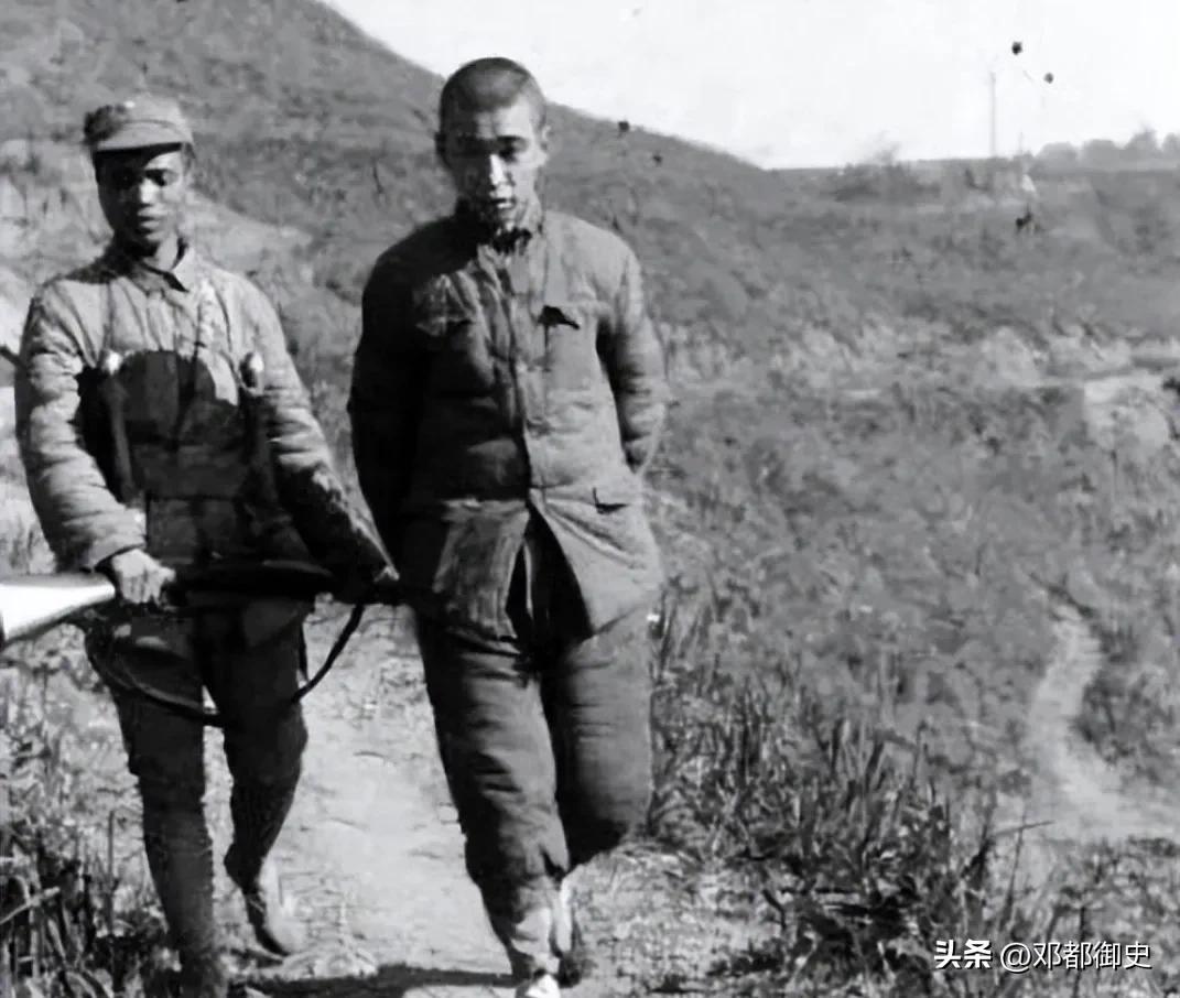 日军杀戮婴儿,日寇士兵刺刀挑小孩