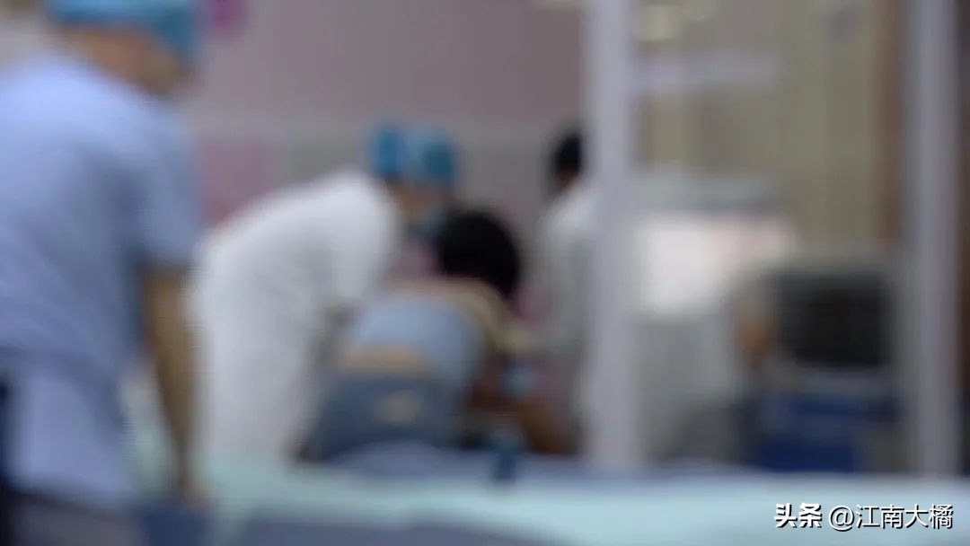 小男孩去医院做手术,小男孩做手术跑了