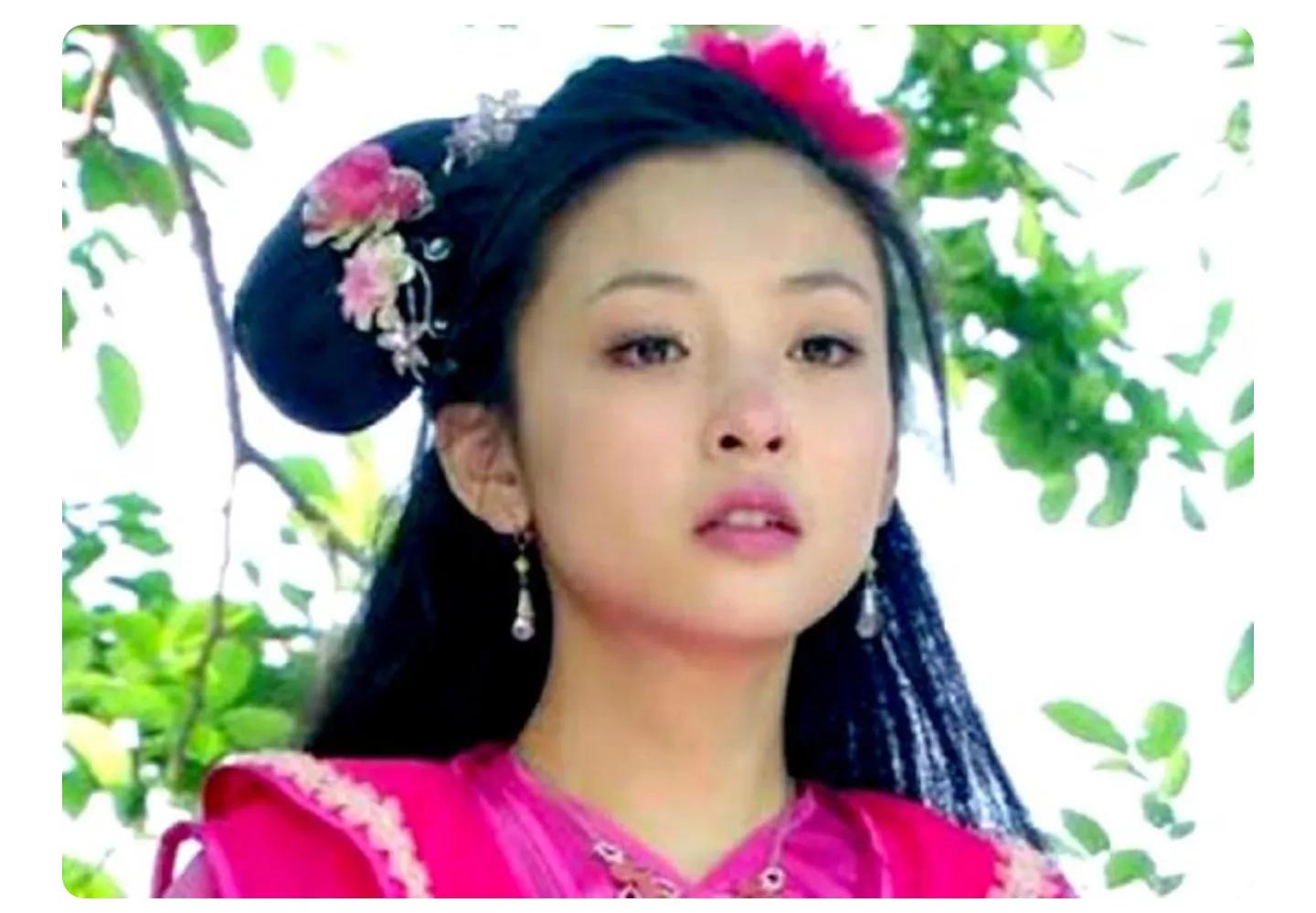 她是武汉“最美校花”，却因被迫喝尿上热搜：现在几人认识？