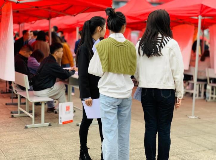 社招跟校招的薪资差距,校招进的公司和社招待遇一样吗