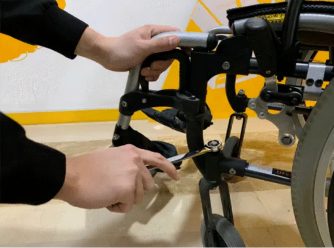 老年人专用轮椅怎么挑选,如何给老人挑选手动轮椅