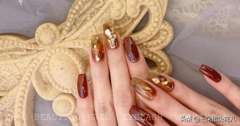 琥珀晕染美甲款式教程,琥珀焦糖色棋盘格晕染美甲