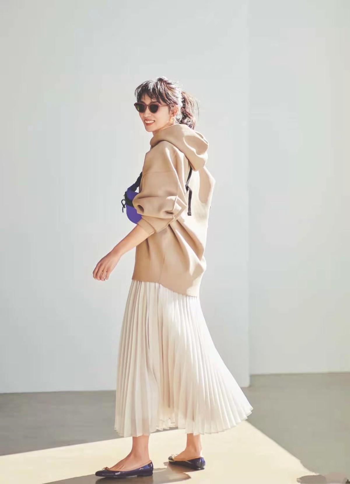 穿搭衬衫半裙这么穿时髦又减龄,连帽卫衣配裙子是开春最美搭配