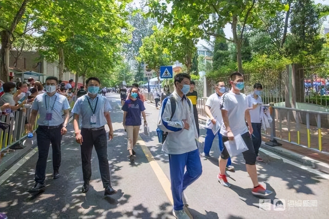 孩子考完后,脸色并不好,家长首先要做的是什么?