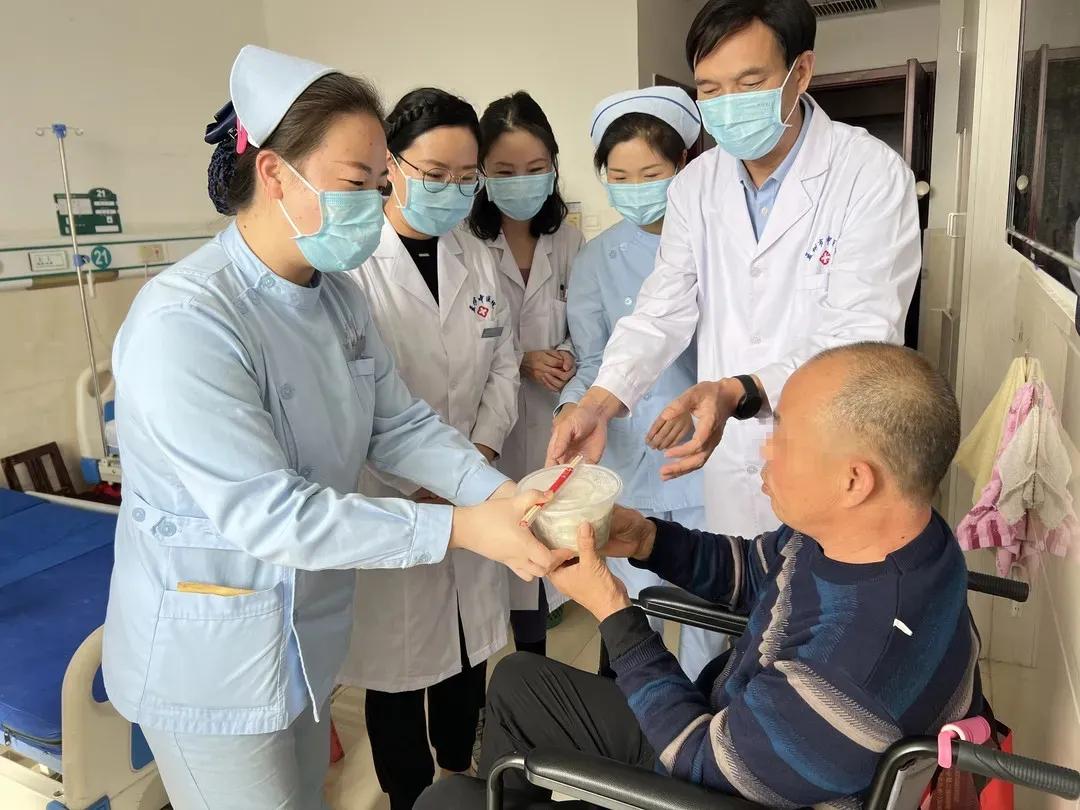 不忘初心尊老敬老迎重阳,重阳节敬老爱老从小做起