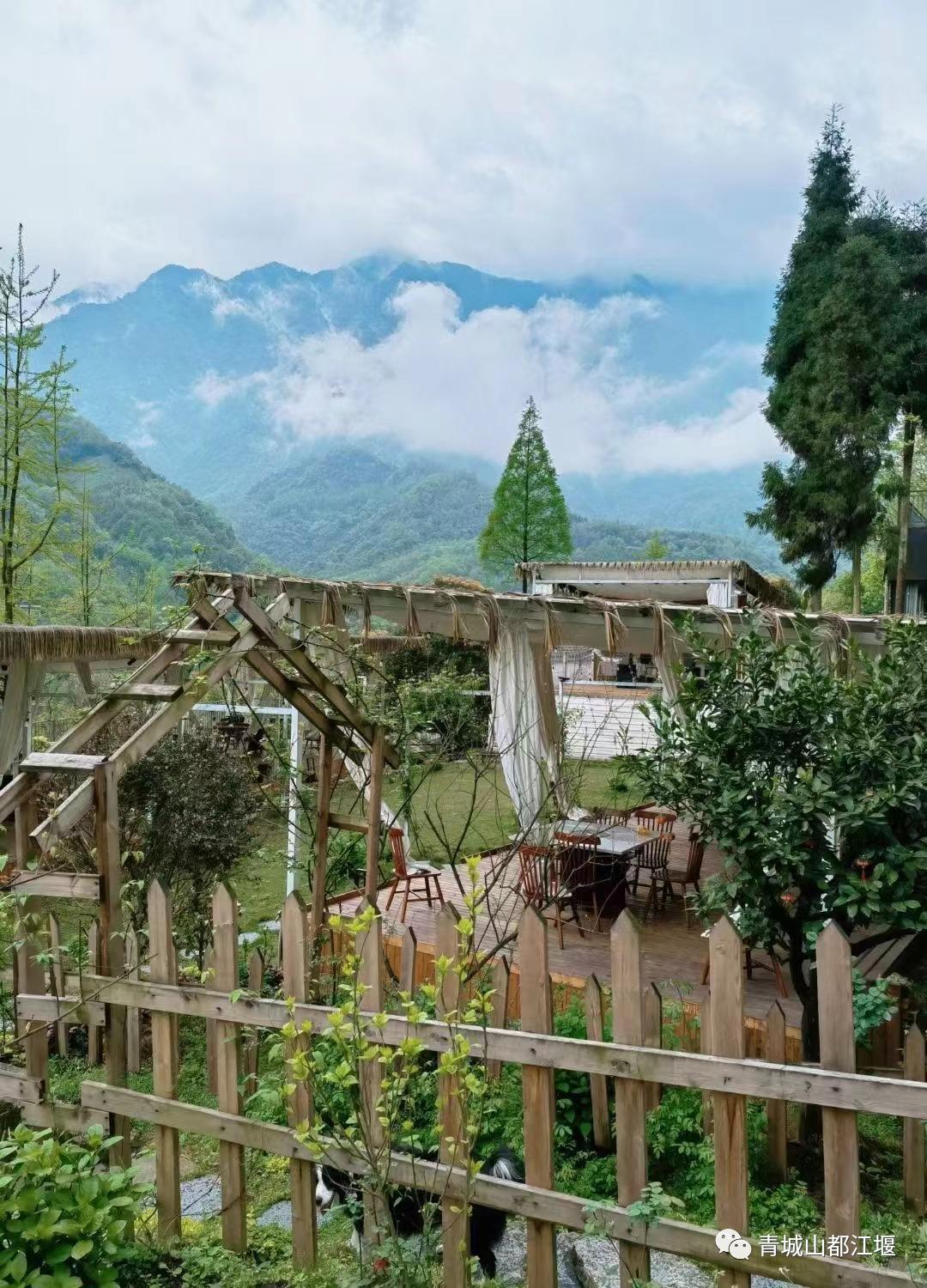 来都江堰的山间溪畔赴一场“好食光”！青山间的火锅店、花园里的小食堂......赏景美食两不误~