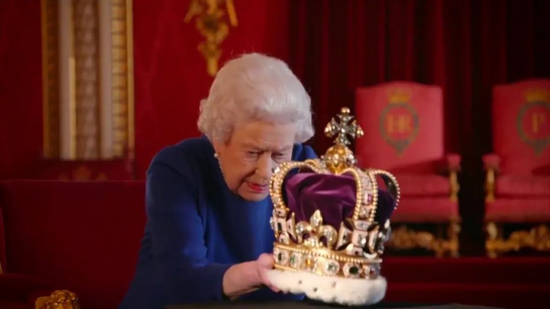 96岁女王登基70年，路易小王子卖萌抢镜！女王年轻时颜值衣品绝美