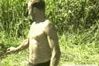 女孩子看起来外表美丽，其实裤袜已经掉到大腿根了！哈哈哈