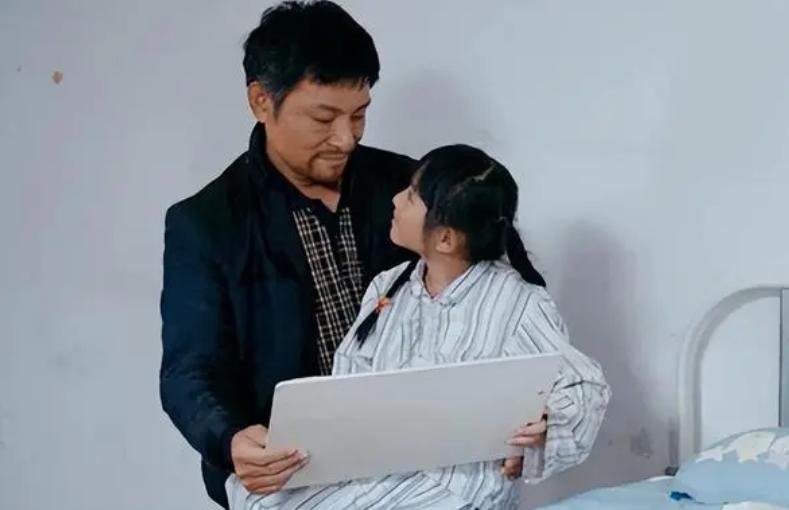 真实事件!8岁白血病女孩不忍拖累养父,含泪写下:自愿放弃治疗