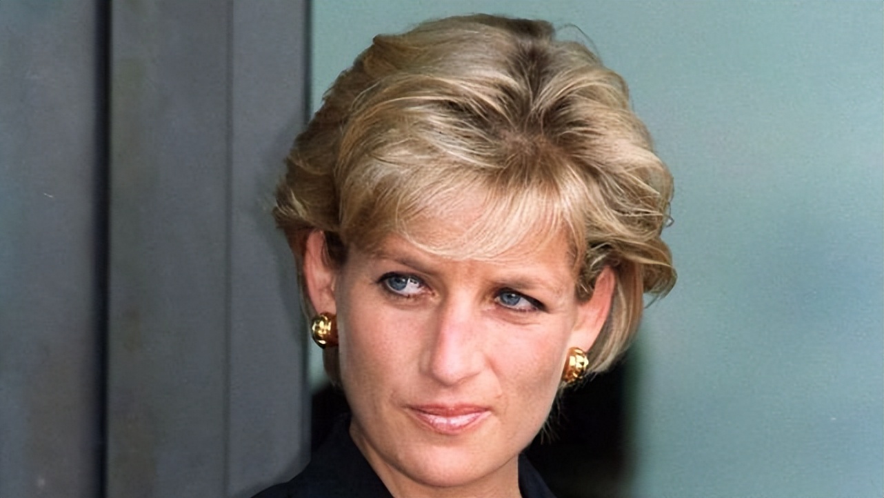 英国王室向西班牙王后行屈膝礼,英国王室的屈膝礼