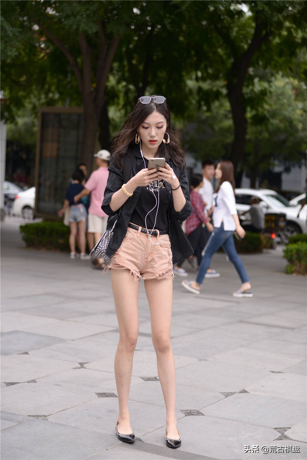 夏天适合牛仔短裤搭配的高跟鞋,夏季紧身牛仔裤配高跟鞋穿搭