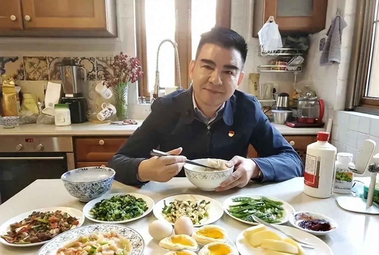 他把现金堆成山，高调捐款20亿后“消失”，如今出现在家种地？