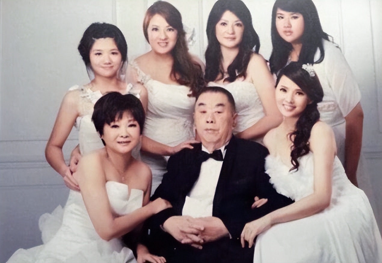 才女伊能静，童年坎坷：被父抛弃、“狗链”栓脖又被逼吃“狗粮”