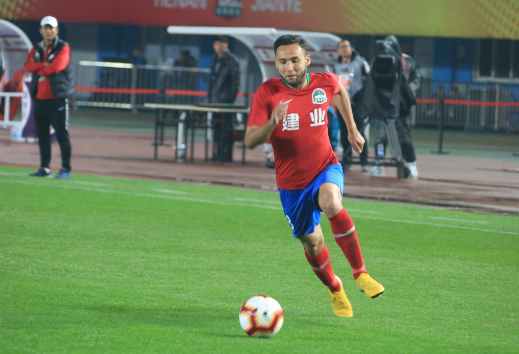 从“国脚荒漠”到亚青赛闪耀,*疆新**球员请继续野蛮成长