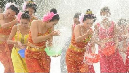 趁着泼水节公然对女生进行骚扰！向女生私密部位喷水还撕扯衣服