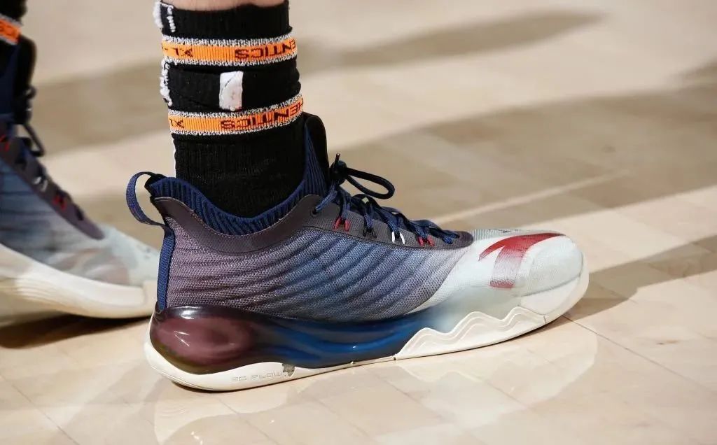 NBA球员上脚：德罗赞穿Kobe1，库里的Curry4有意思