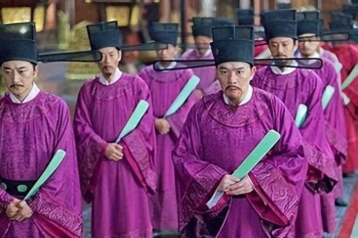 *队军**美女献身解决将军生理问题，引发社会争议和热议！