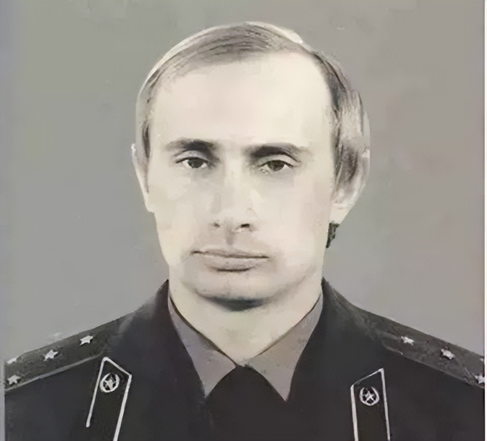 默克尔见到普京的狗子,普京的狗狗和默克尔