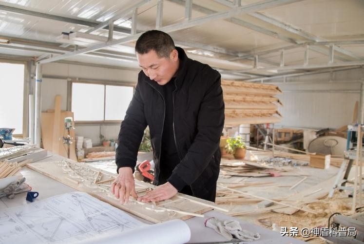 大叔花80万造飞行器,80后大叔一人挣钱养活全家