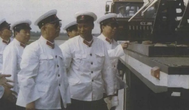 1982年，海军水兵左手敬军礼，*华清刘**看后气得欲砸电视