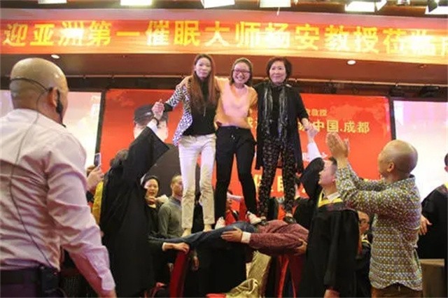 国产催眠大师1秒钟催眠主持人,国外催眠师街头3秒点穴催眠