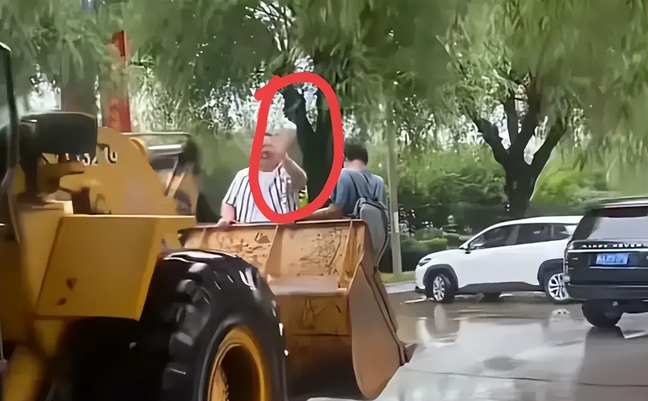 一铲车司机开车送行积水路段的行人,每人20元的收费合理吗?