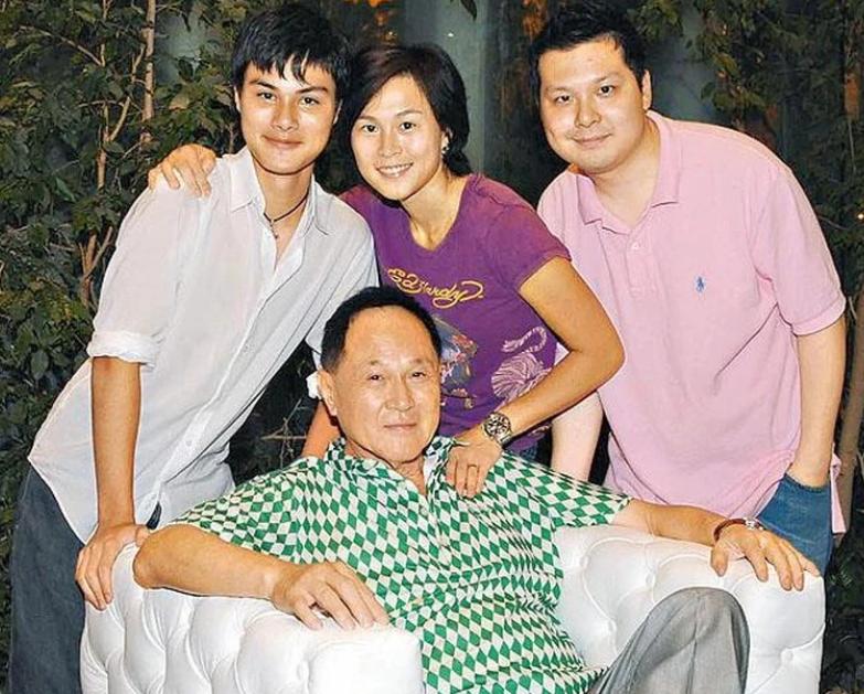 86岁赵世曾携女伴现身街头,赵世曾为女朋友庆生