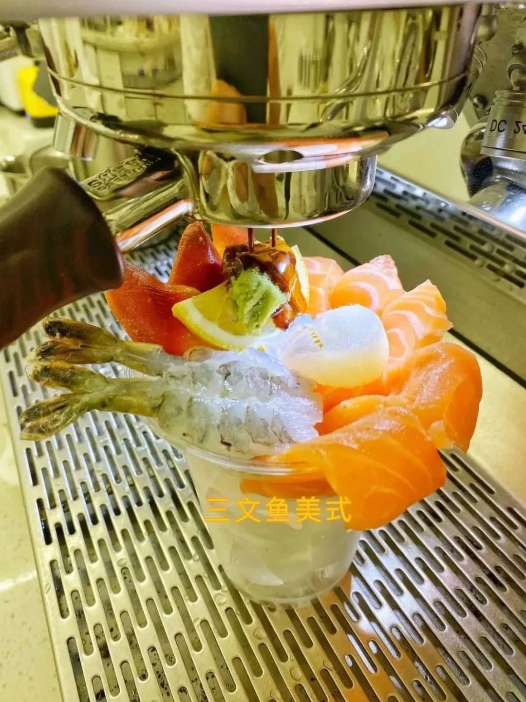 全网疯传的“章鱼拿铁”事件，正在恶心中国年轻人