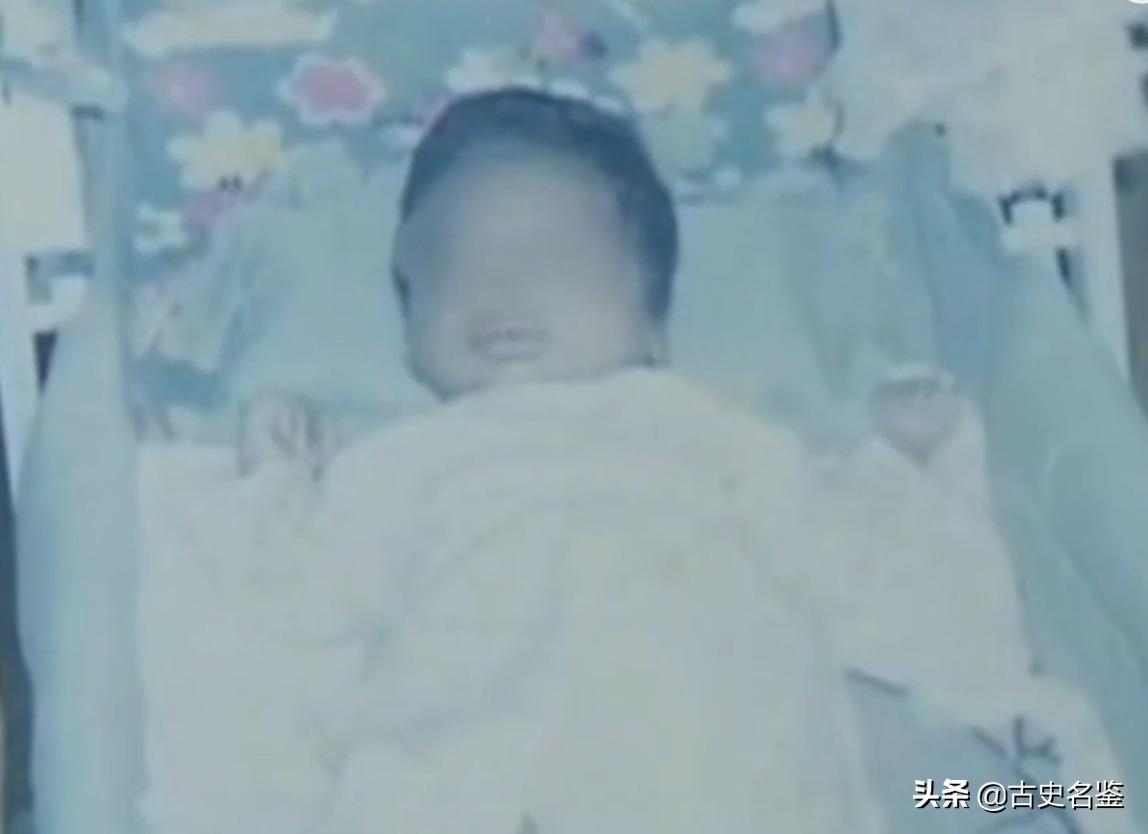 2000年上海阿婆收养黑人弃婴，被子女挥霍250万后，黑人不离不弃