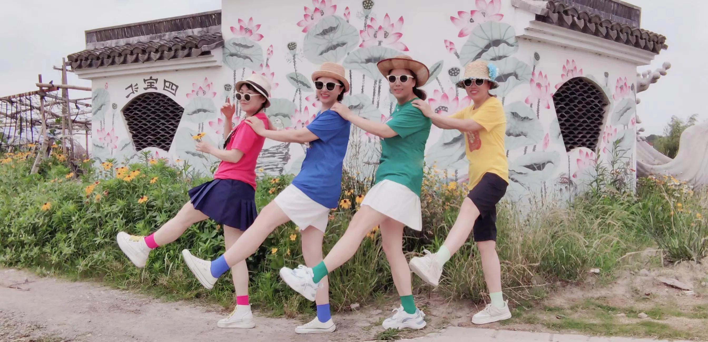 穿上闺蜜装的四个七零后，嫁到东南西北也断不了的姐妹情