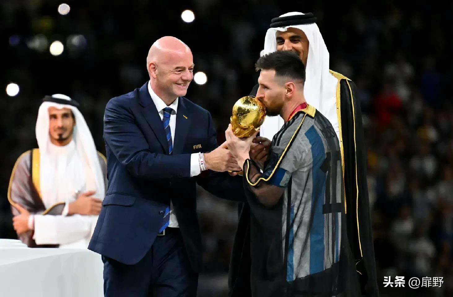 梅西昨晚球王登基，黑袍抢戏！网友：颜色不好看，不喜庆？