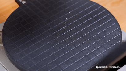 2个鸡蛋一碗面,2个鸡蛋2勺糖1勺麻油打成糊