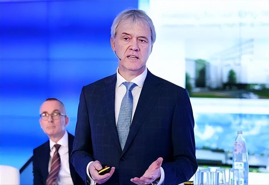 ASML总裁前脚访华，日本后脚做出选择，外媒：中国全都不买了