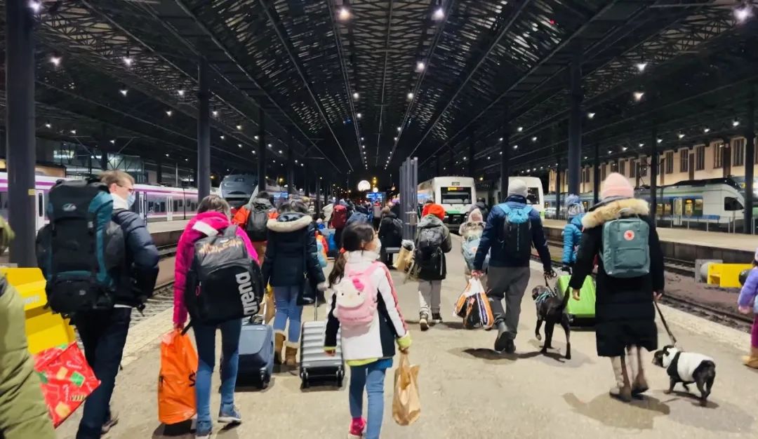 去芬兰看极光，见圣诞老人，路上却丢失行李，差点被锁地牢