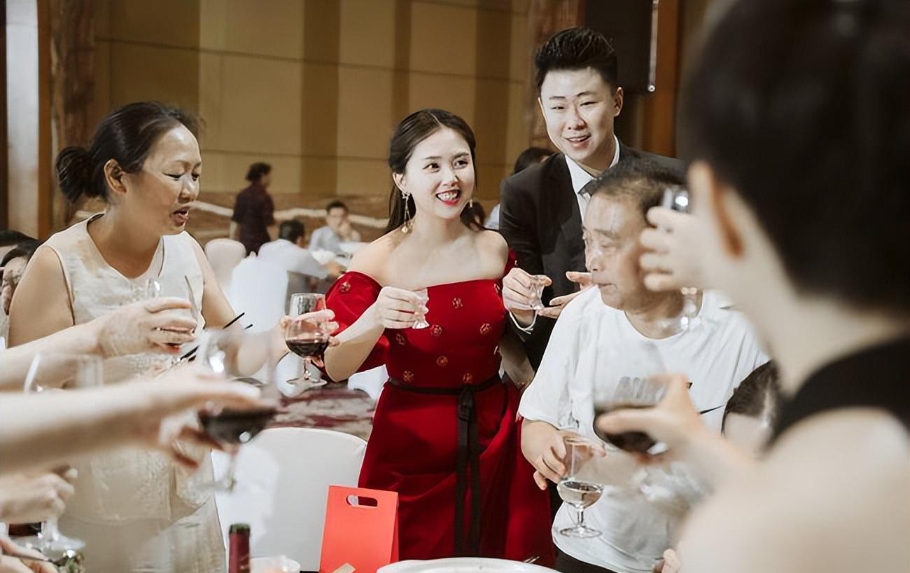 儿媳眨眼逼我说退休金只有3000，亲家跟我不一样